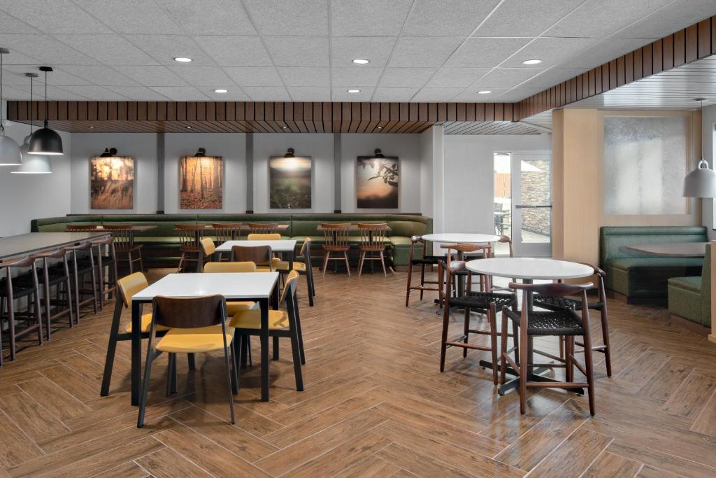 Fairfield Inn & Suites by Marriott Lake Geneva - image 4