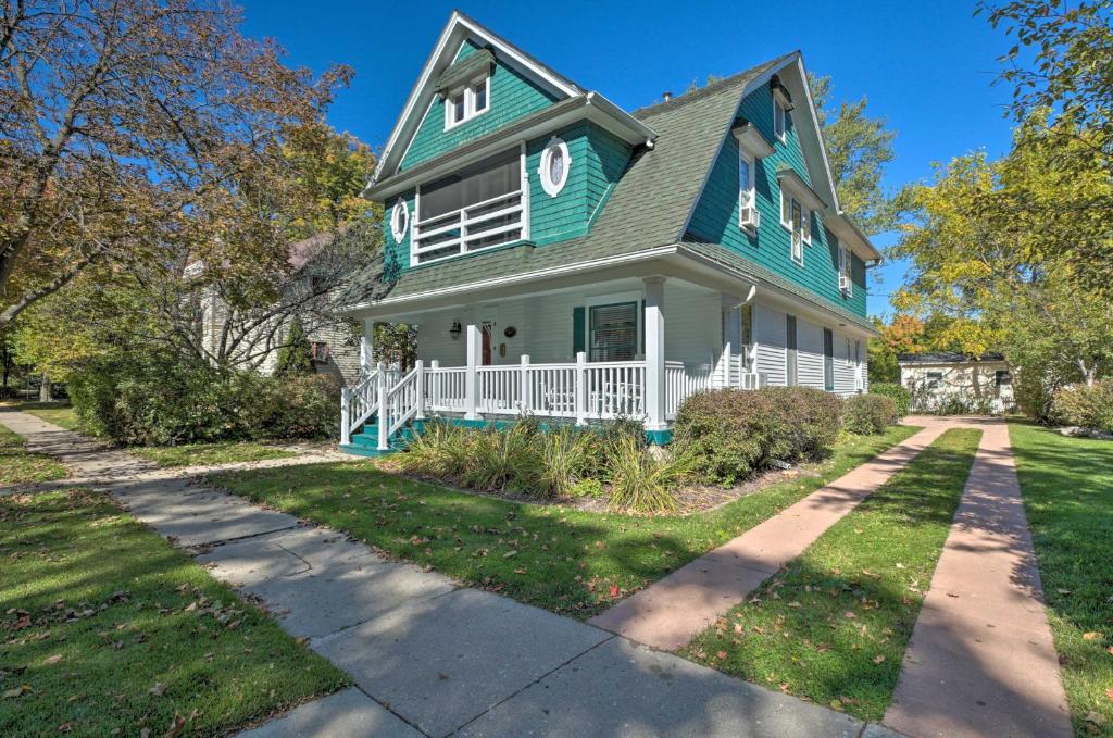 Large Pristine Lake Geneva Home in Downtown! - main image