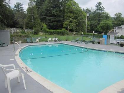 Howard Johnson by Wyndham Lake George - image 5