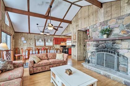 Pet-Friendly Home Deck BBQ 1 Mi to Lake Harmony