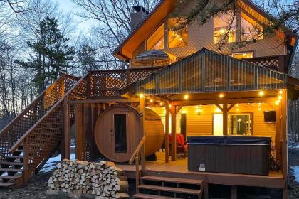 Updated Poconos Chalet with Hot tub and Sauna