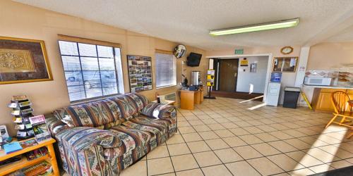 Super 8 by Wyndham Lake Havasu City - image 5
