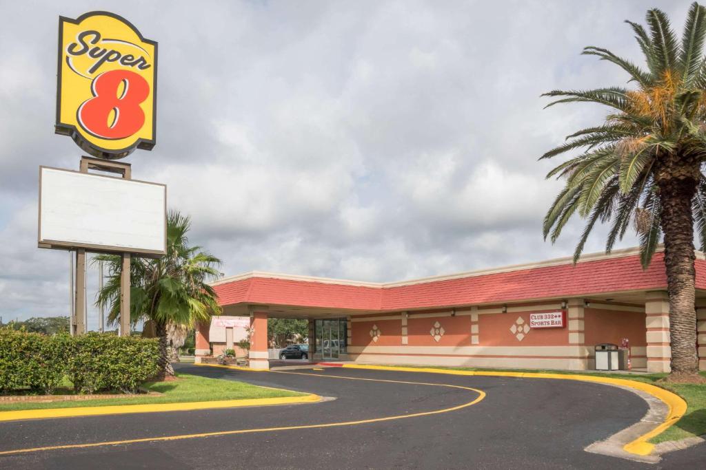 Super 8 by Wyndham Lake Jackson/Clute - main image