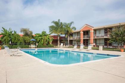 Super 8 by Wyndham Lake Jackson/Clute - image 11