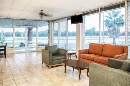 Super 8 by Wyndham Lake Jackson/Clute - image 8