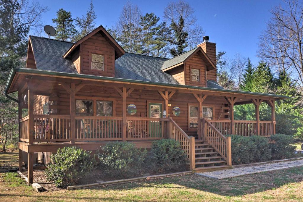 Cozy Log Cabin Retreat in Lake Lure Village Resort - main image