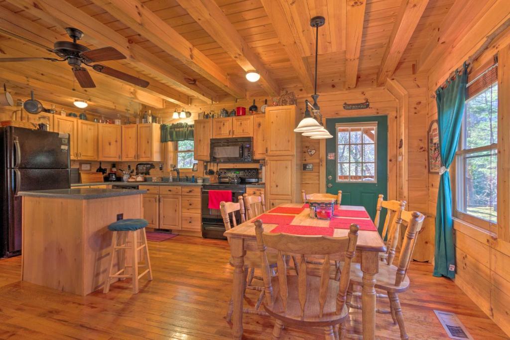 Cozy Log Cabin Retreat in Lake Lure Village Resort - image 6