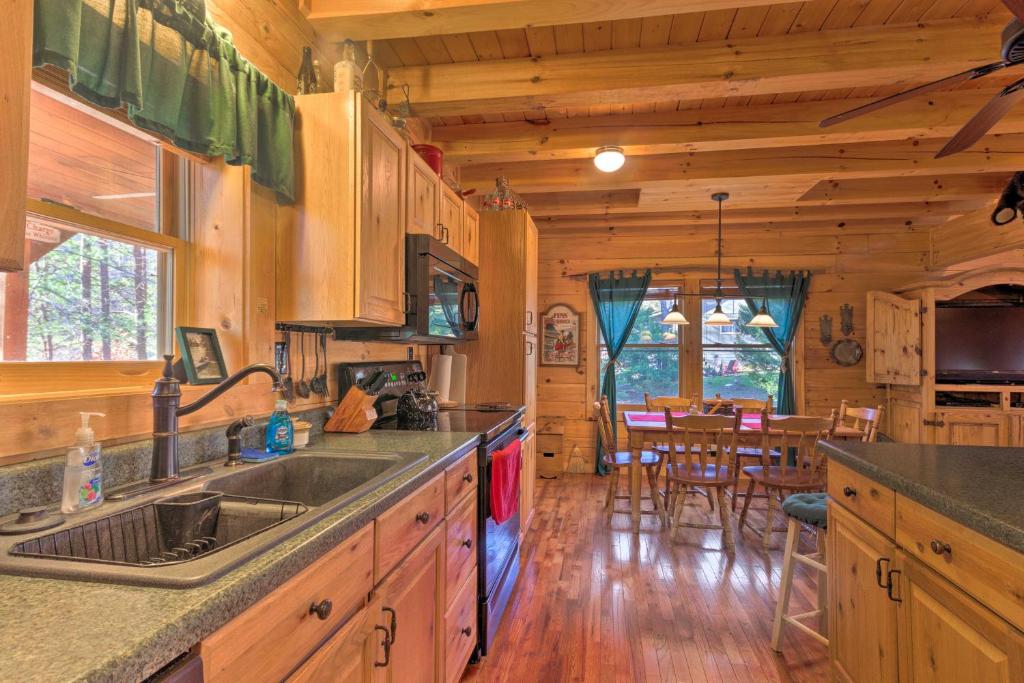 Cozy Log Cabin Retreat in Lake Lure Village Resort - image 7