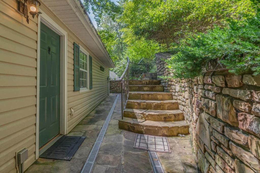 Blarney Stone Cottage - image 3