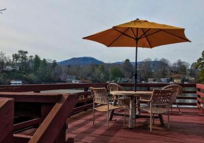 Max's Blue Lakeside Cottage - image 11