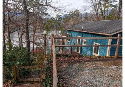 Max's Blue Lakeside Cottage - image 17