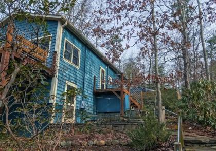 Max's Blue Lakeside Cottage - image 2