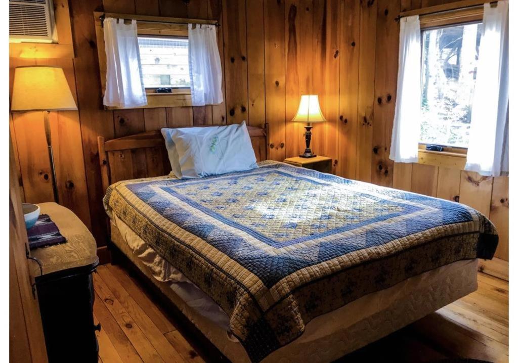 Max's Blue Lakeside Cottage - image 7