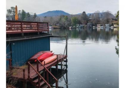 Max's Blue Lakeside Cottage - image 8