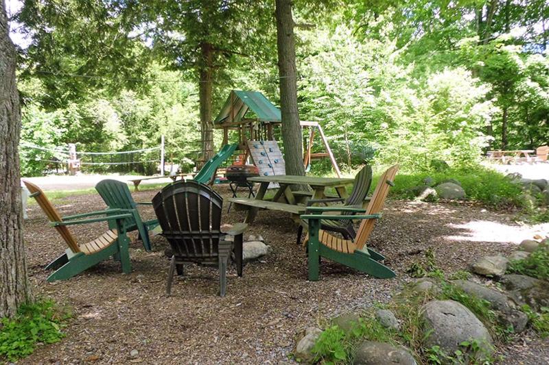 Hide-A-Way Waterfront Cottages - image 2