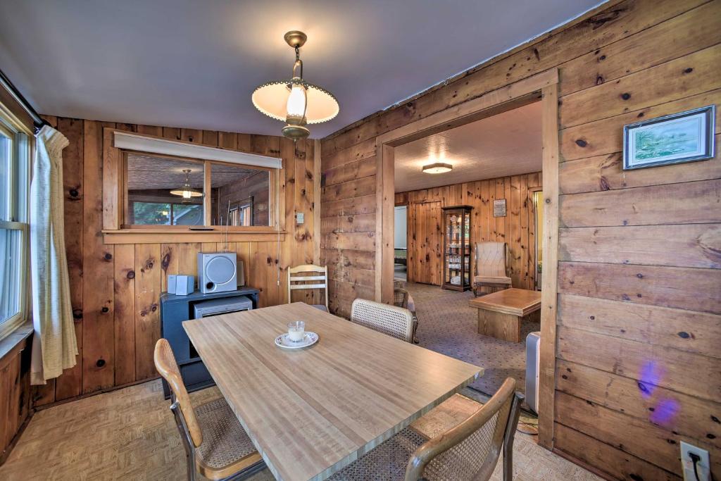Riverfront Escape with Dock 19 Mi to Saratoga! - image 6