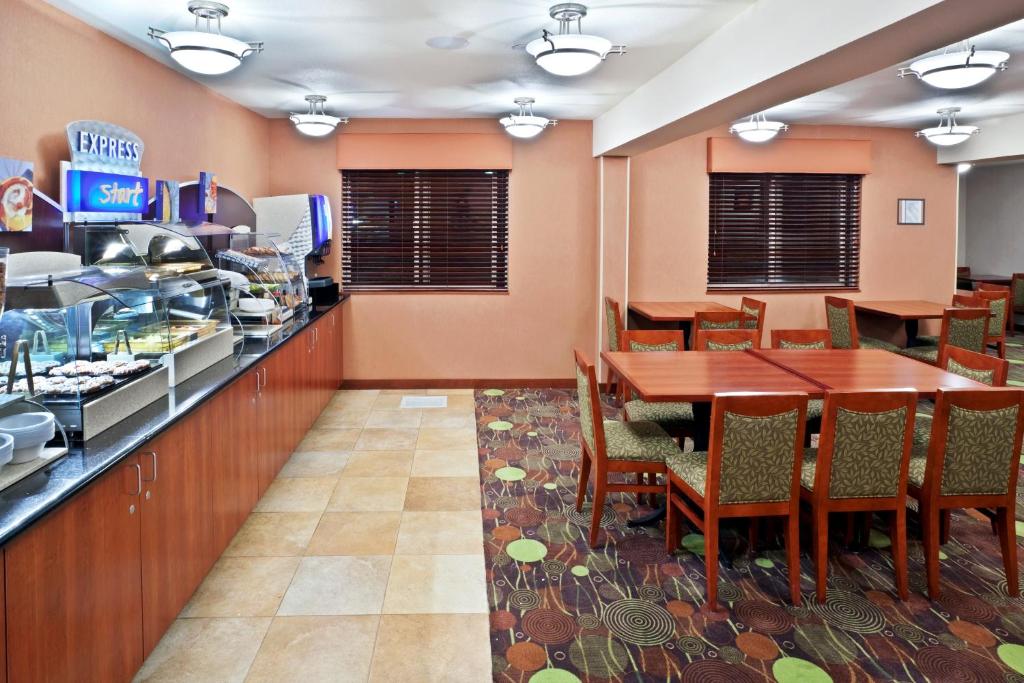 Holiday Inn Express Portland South - Lake Oswego an IHG Hotel - image 6