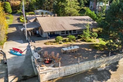 Waterfront Lakebay Home with Beach and Kayaks!