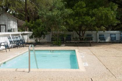 Medina Lake Camping Resort Studio Cabin 2 - image 15
