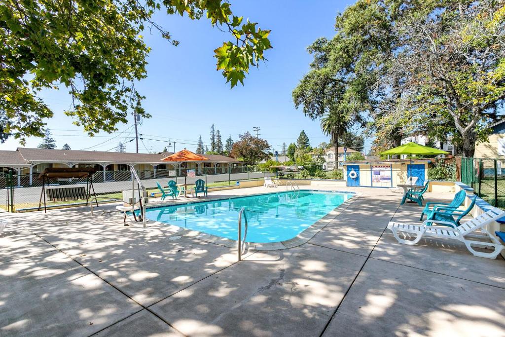 Skylark Shores Resort - image 4