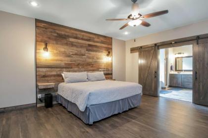 Lavish Retreat with Decks - Steps to Table Rock Lake - image 15