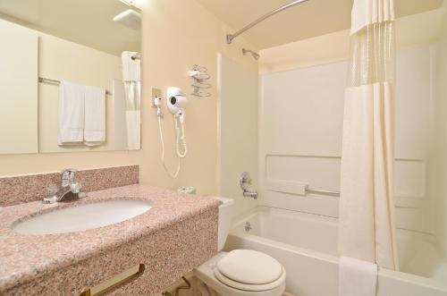 America's Best Value Inn Lancaster - image 5