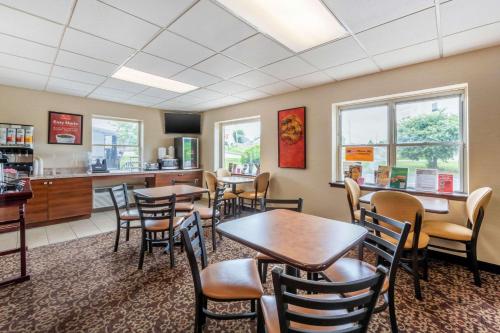 Econo Lodge Amish Country - image 2