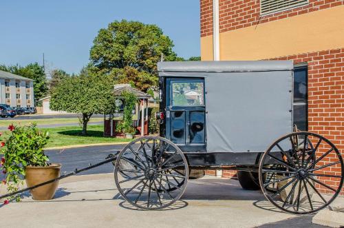 Econo Lodge Amish Country - image 4
