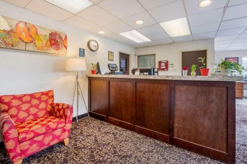 Econo Lodge Amish Country - image 5