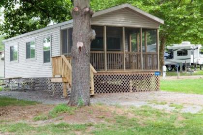 Circle M Camping Resort Screened Park Model 27 - image 4