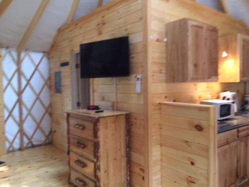 Circle M Camping Resort 24 ft. Yurt 2 - image 4