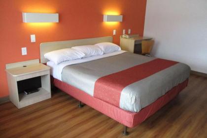 Travelodge by Wyndham Lansing - image 2