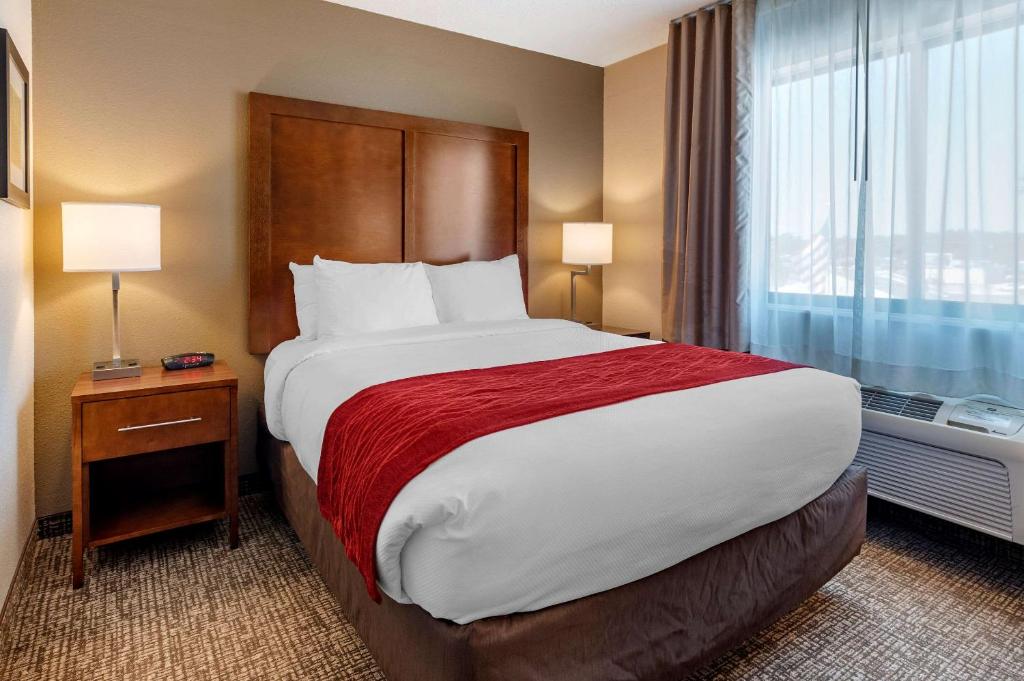 Comfort Inn La Porte - image 7