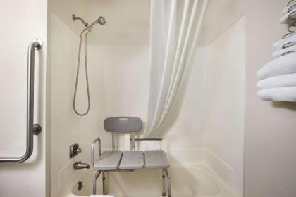 Travelodge by Wyndham La Porte/Michigan City Area - image 11