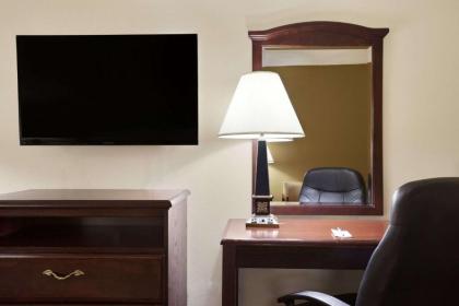 Travelodge by Wyndham La Porte/Michigan City Area - image 4