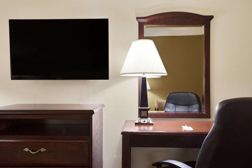 Travelodge by Wyndham La Porte/Michigan City Area - image 4