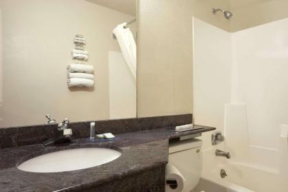 Travelodge by Wyndham La Porte/Michigan City Area - image 9