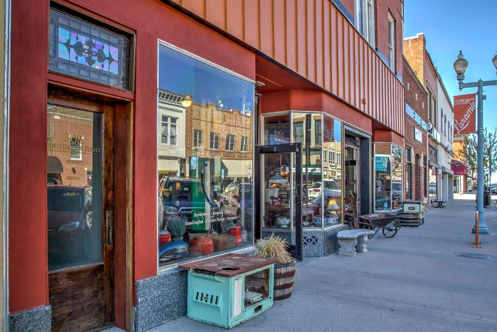 Historic DT Laramie Apartment Deck and 1 Mi to UW! - image 3