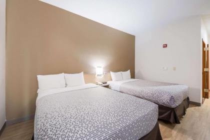Econo Lodge - image 11