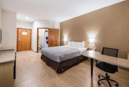 Econo Lodge - image 14