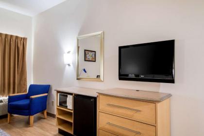 Econo Lodge - image 16