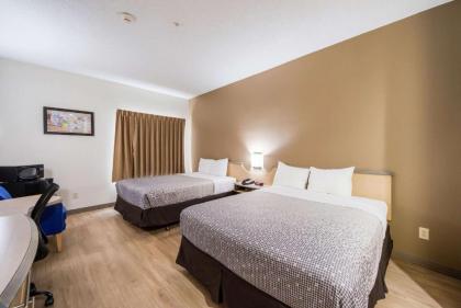 Econo Lodge - image 17