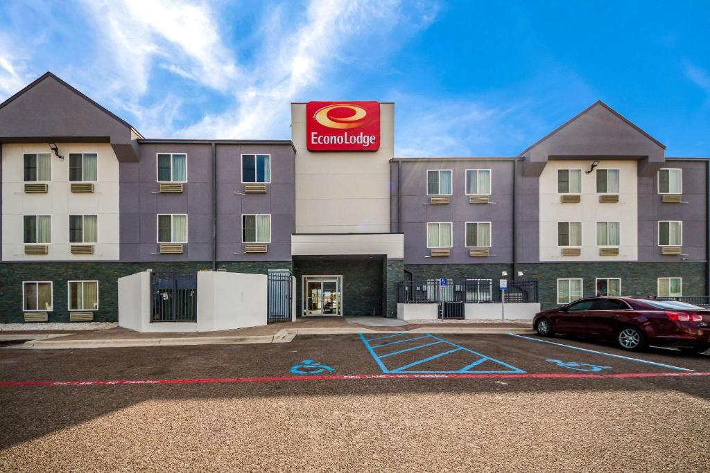 Econo Lodge - image 2