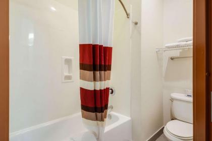 Econo Lodge - image 20