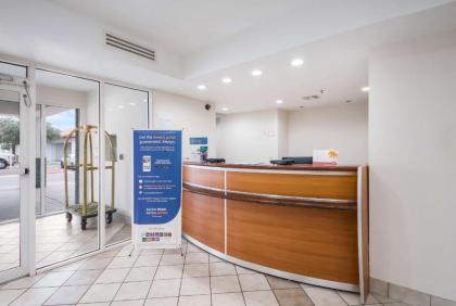 Econo Lodge - image 4