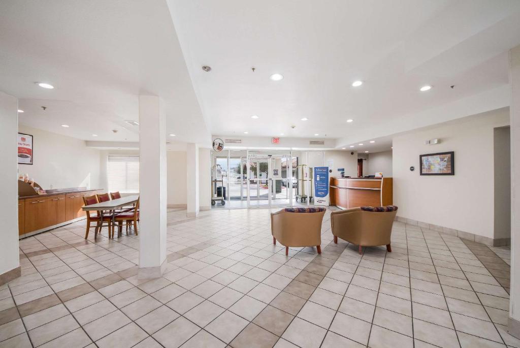 Econo Lodge - image 7