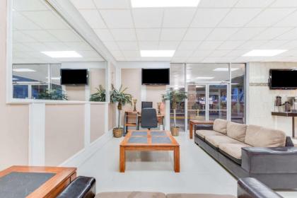 Days Inn & Suites by Wyndham Laredo - image 14