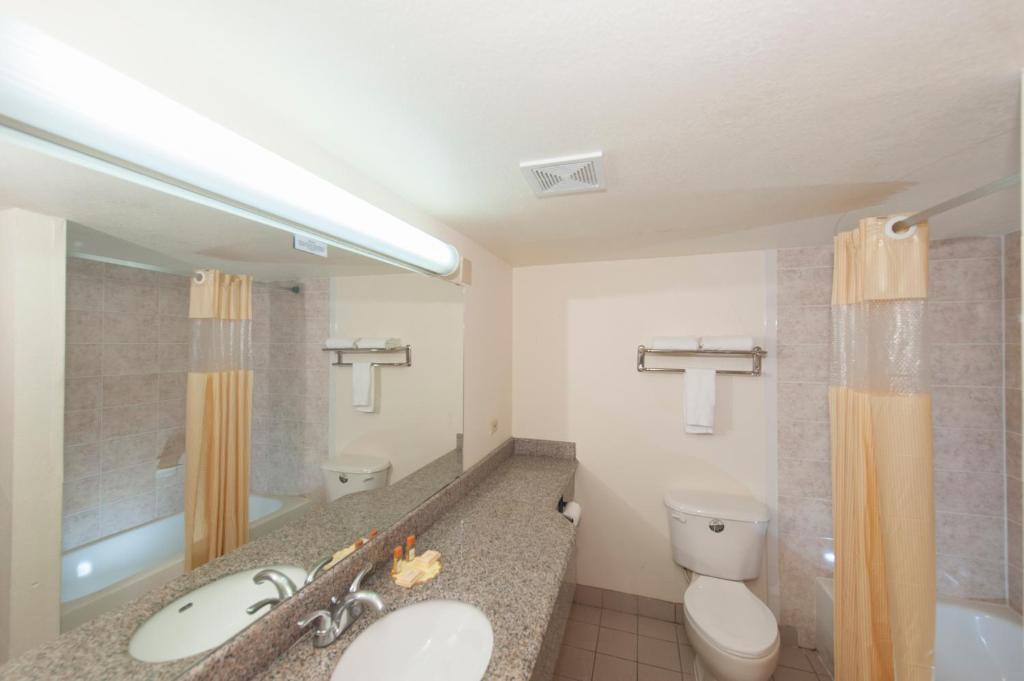 Days Inn & Suites by Wyndham Laredo - image 4