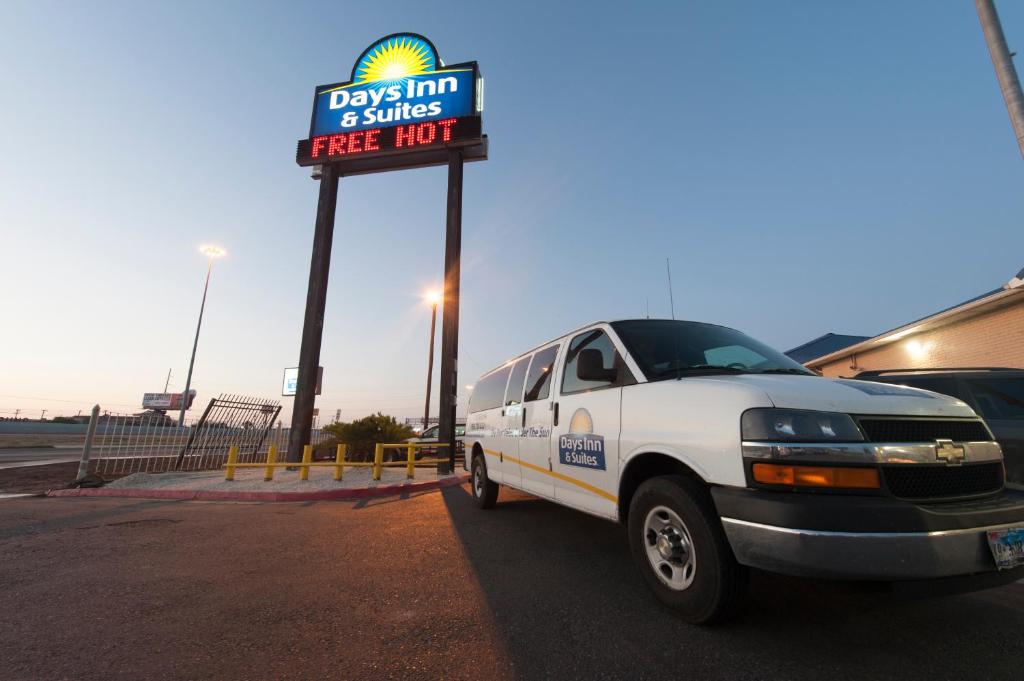 Days Inn & Suites by Wyndham Laredo - image 5