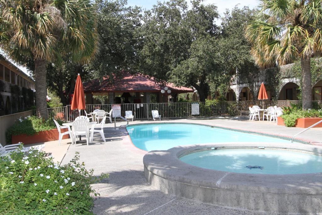 Family Garden Inn & Suites - image 6